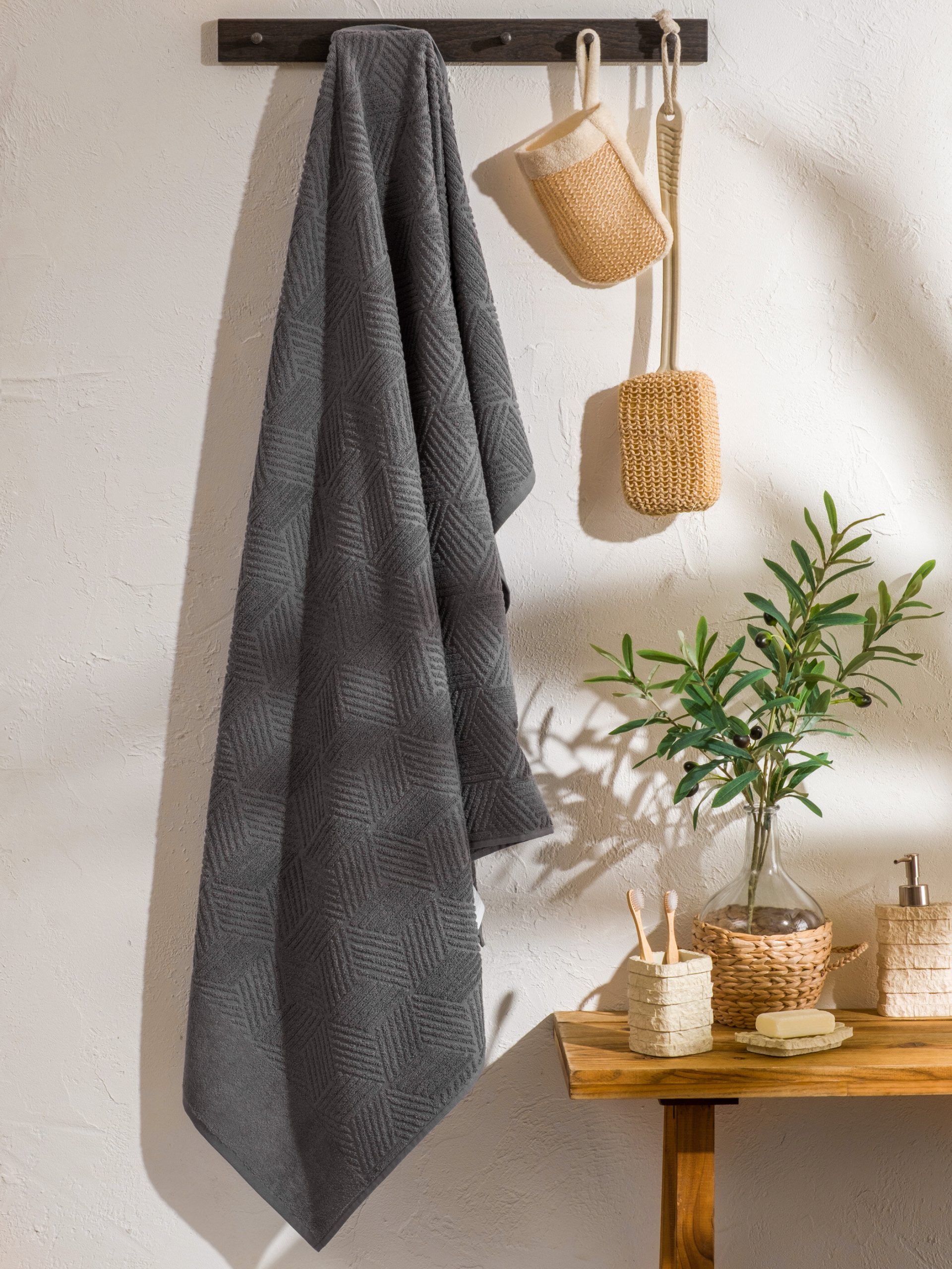 Indulge in the softness of our 100x150 cm cotton bath towel.