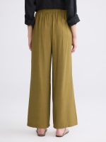 Effortless elegance meets everyday comfort in our wide-leg trousers with a flexible waistband. - Image 4