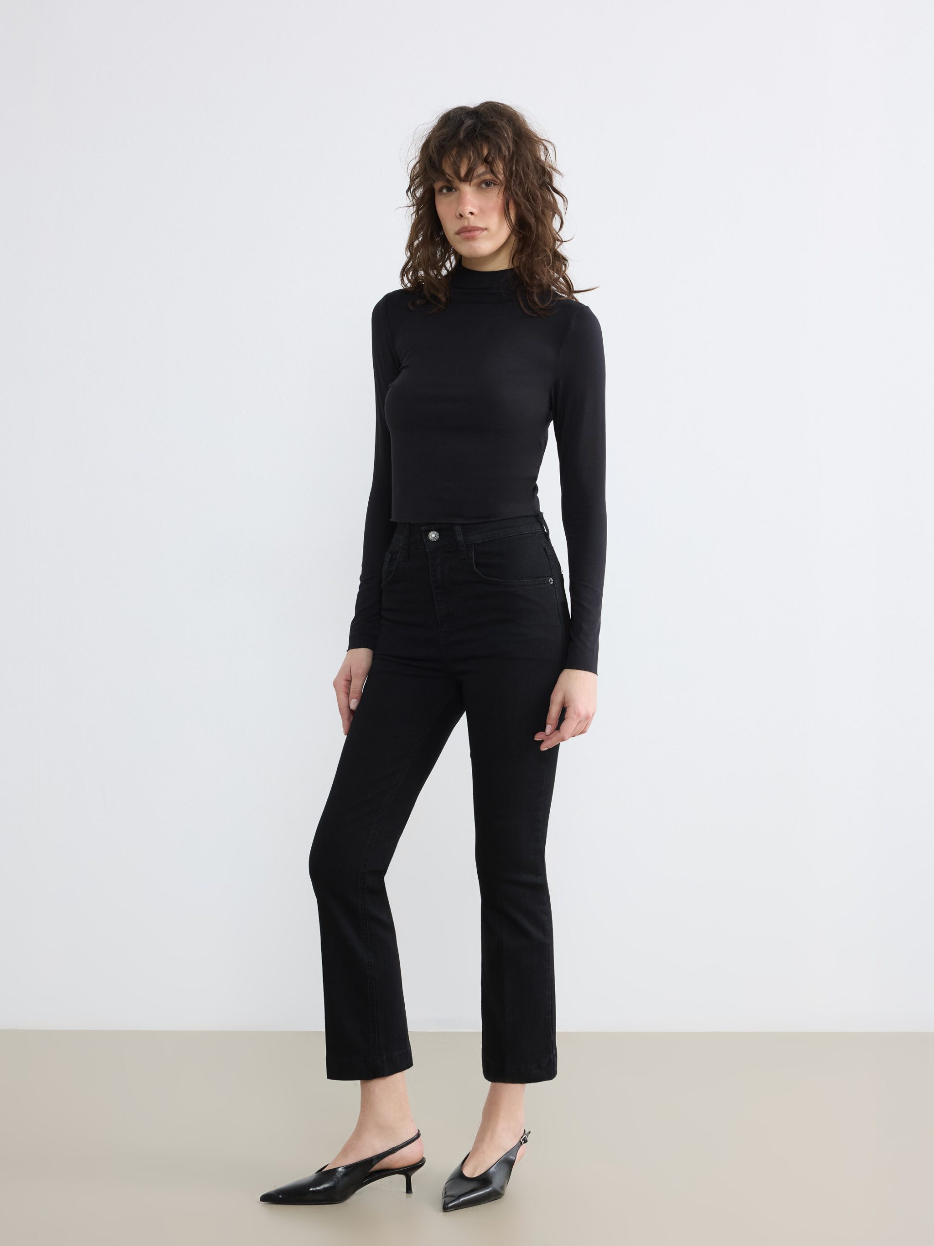 L_20261-S6CK67Z8-327-85-60-88-175_A.jpg Cropped Flare Women's Jeans - Image 1