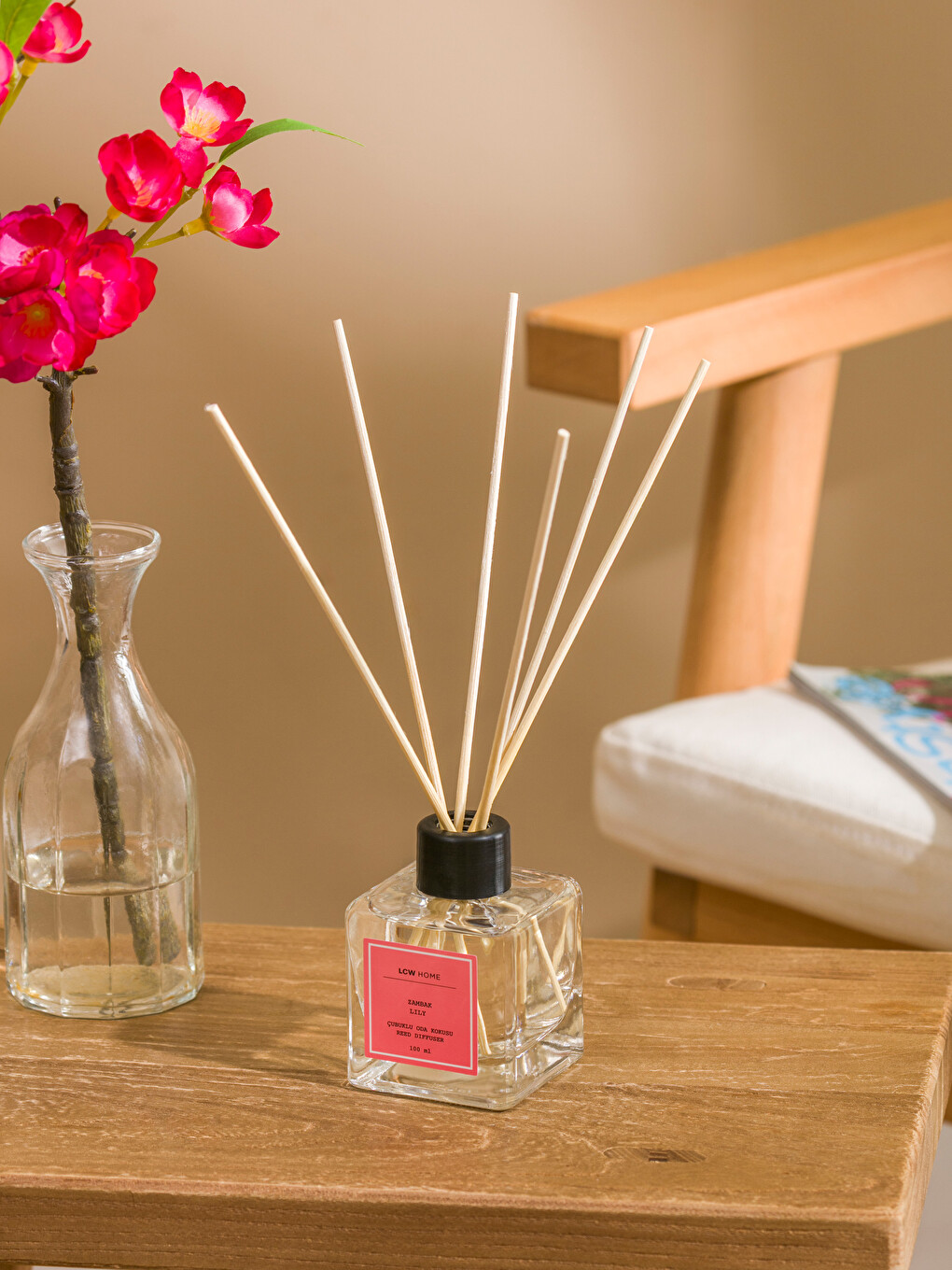 l_20201-s6ag22z8-sg0_a.jpg Lily-scented Reed Diffuser 100ML - Image 1