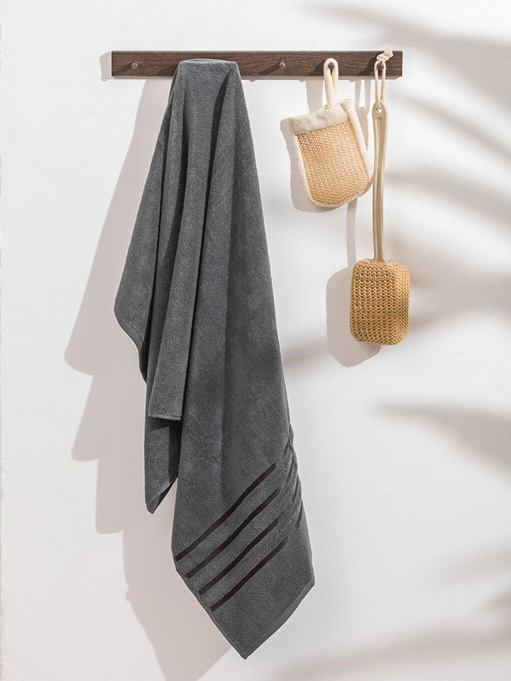 l_20201-s62223z8-uy5_a.jpg Embroidered Cotton Bath Towel 70x140 cm - Image 1