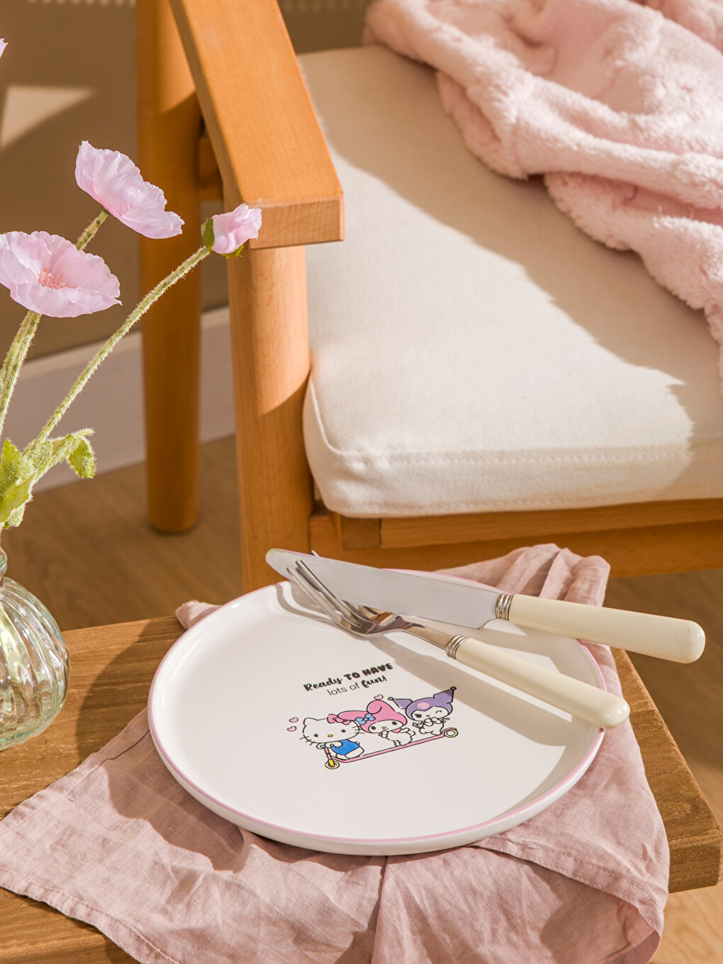 l_20201-s6hi19z8-m0t_a.jpg Hello Kitty Printed Plate - Image 1